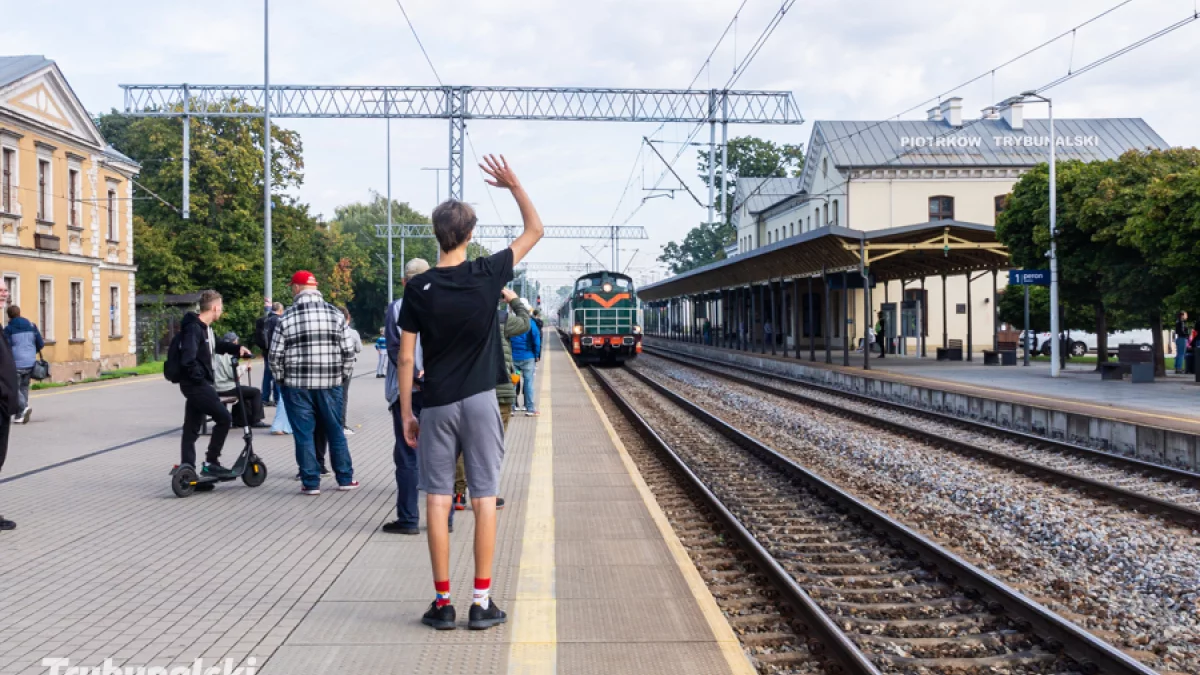 Ten pociąg odjeżdża tylko raz w roku, a za bilety ludzie sporo płacą. Dokąd jadą?