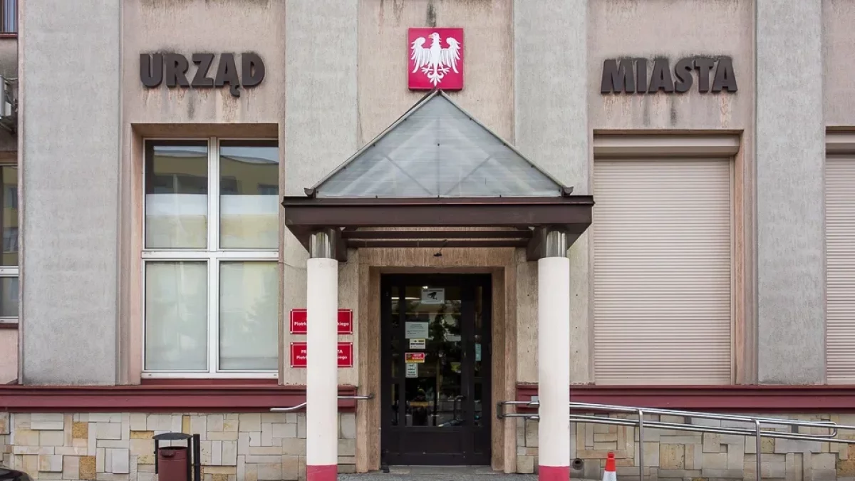 Urząd w Piotrkowie szuka pracownika. Nie potrzeba doświadczenia