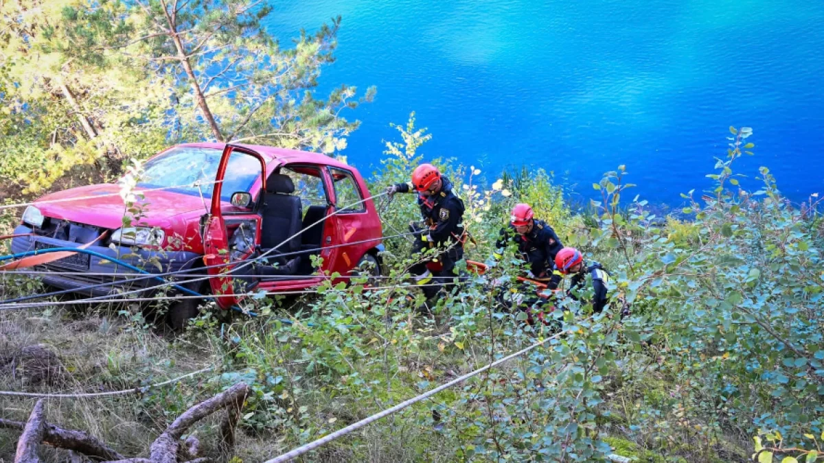 Samochód potrącił wędkarzy i zawisł nad przepaścią. W akcji nurkowie z Piotrkowa