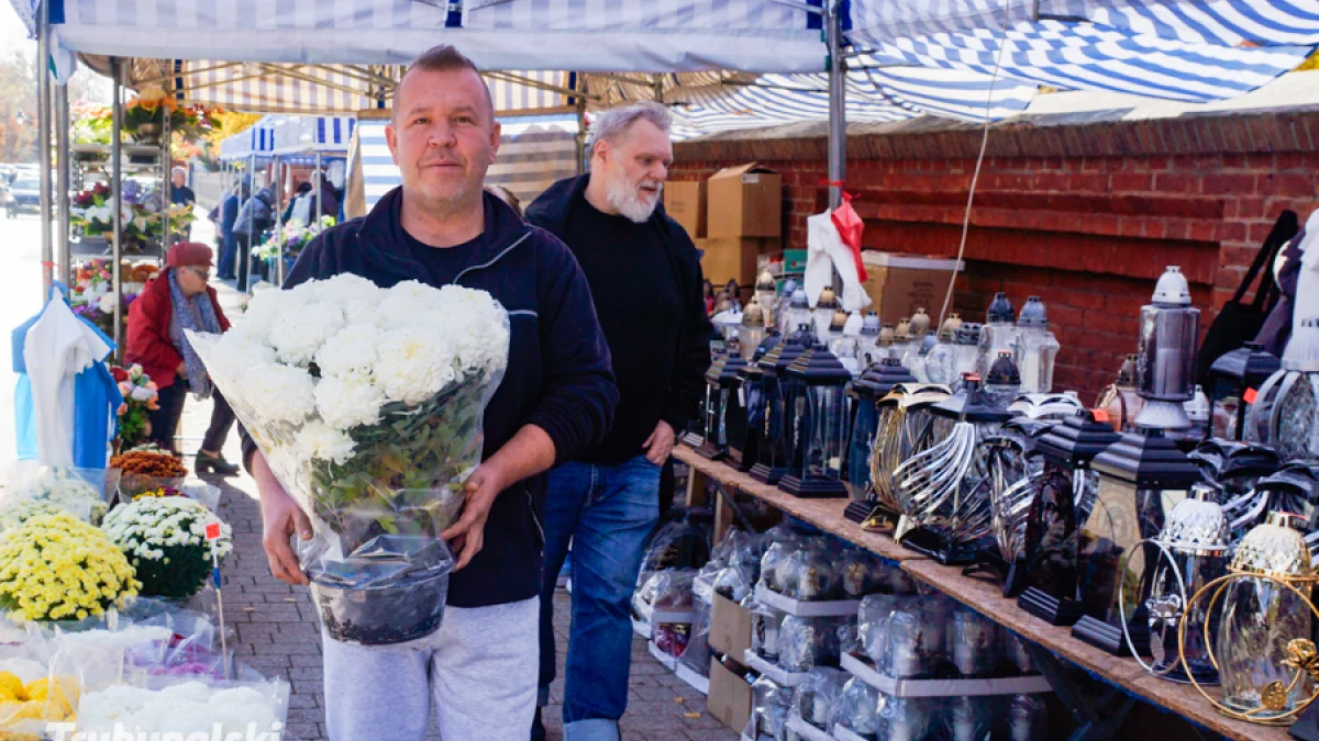 Między promocją z marketu a pracą artystyczną. Co Piotrkowianie kładą dziś na grobach?