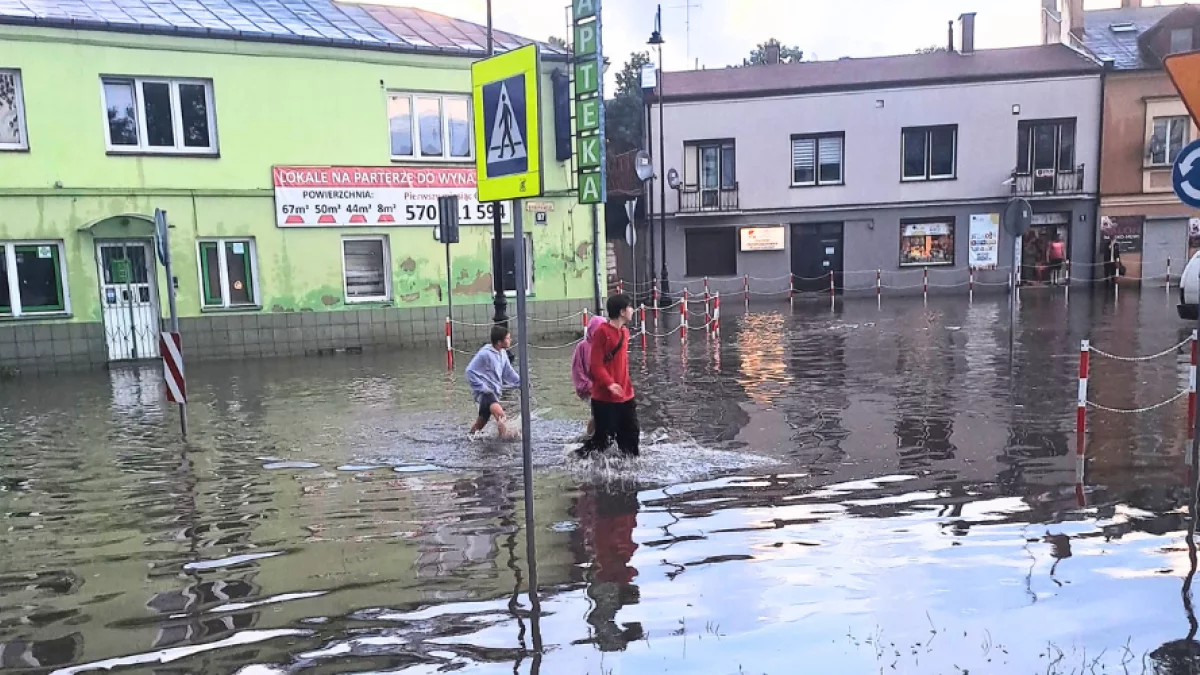 Worki z piaskiem to tu norma. Czy piotrkowski „Ryneczek” wreszcie przestanie być zalewany?
