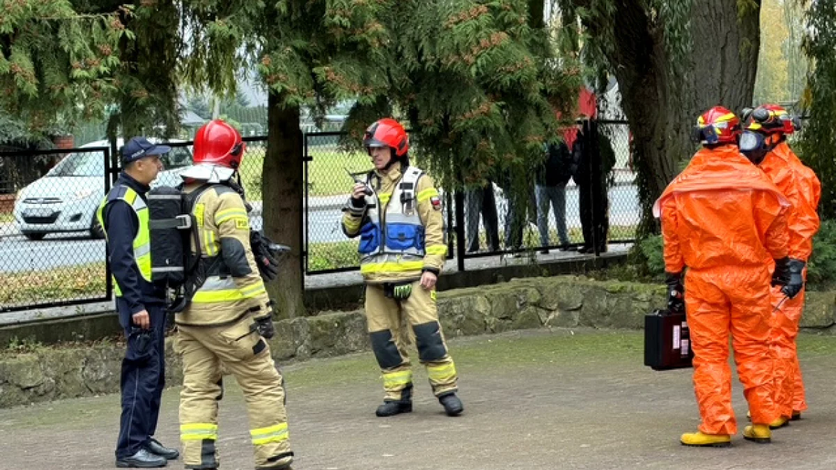 Podejrzana przesyłka w szkole pod Piotrkowem. Ewakuacja i akcja służb ratunkowych
